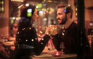 Pareja amor mesa restaurante romantico caramano video profesional